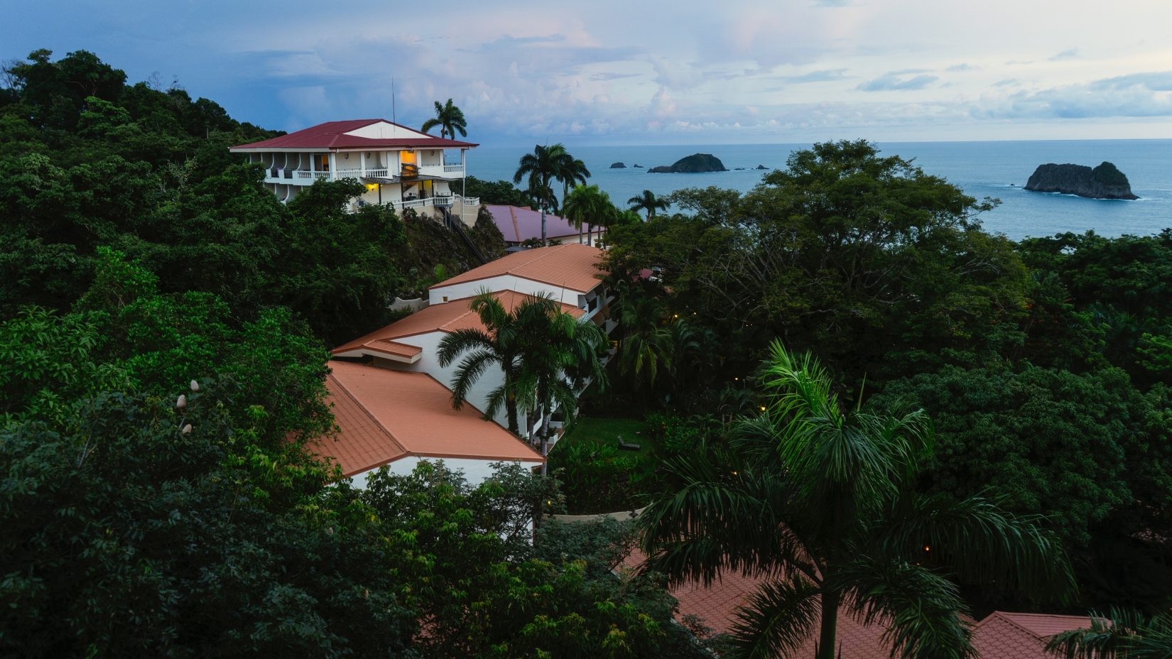 Rooftop view of El Parador Resort and surrounding treetops https://unsplash.com/photos/vAu_QQFGPRw