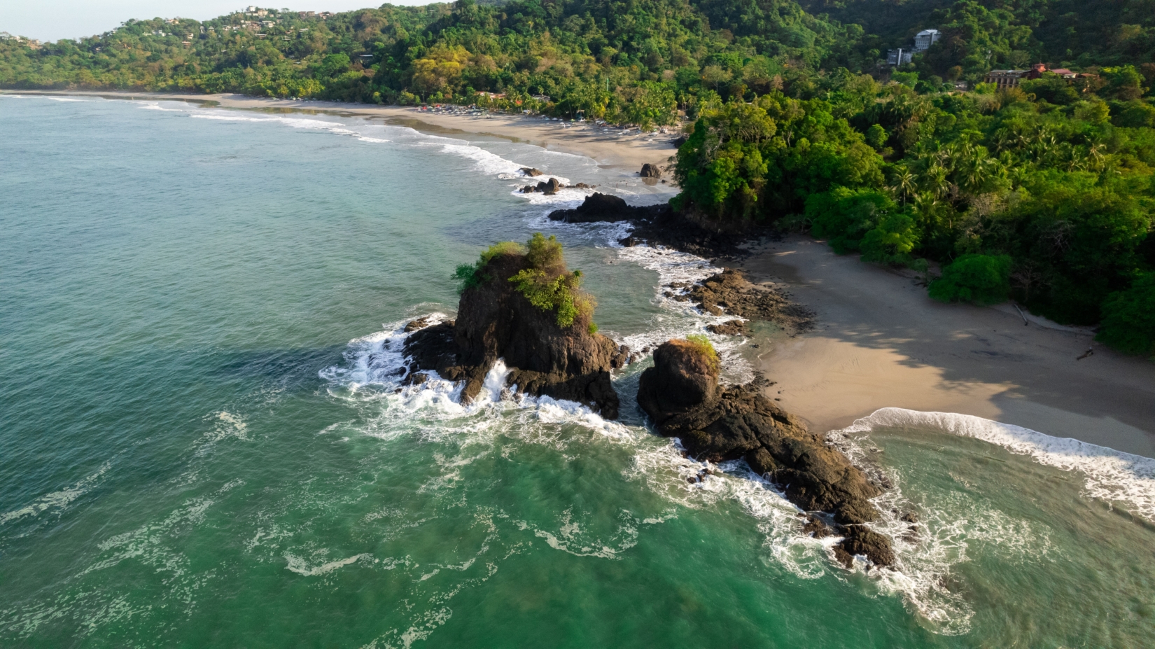 Alt text: Aerial View of Playa Espadilla Shoreline https://unsplash.com/photos/qCOzd44VNyM